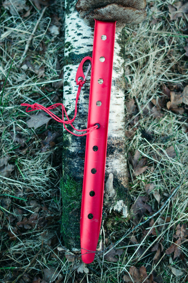 Sandheringe 42 cm aus Aluminium fürs Zelt, mattrot eloxiert, mit Kordel und Karabiner