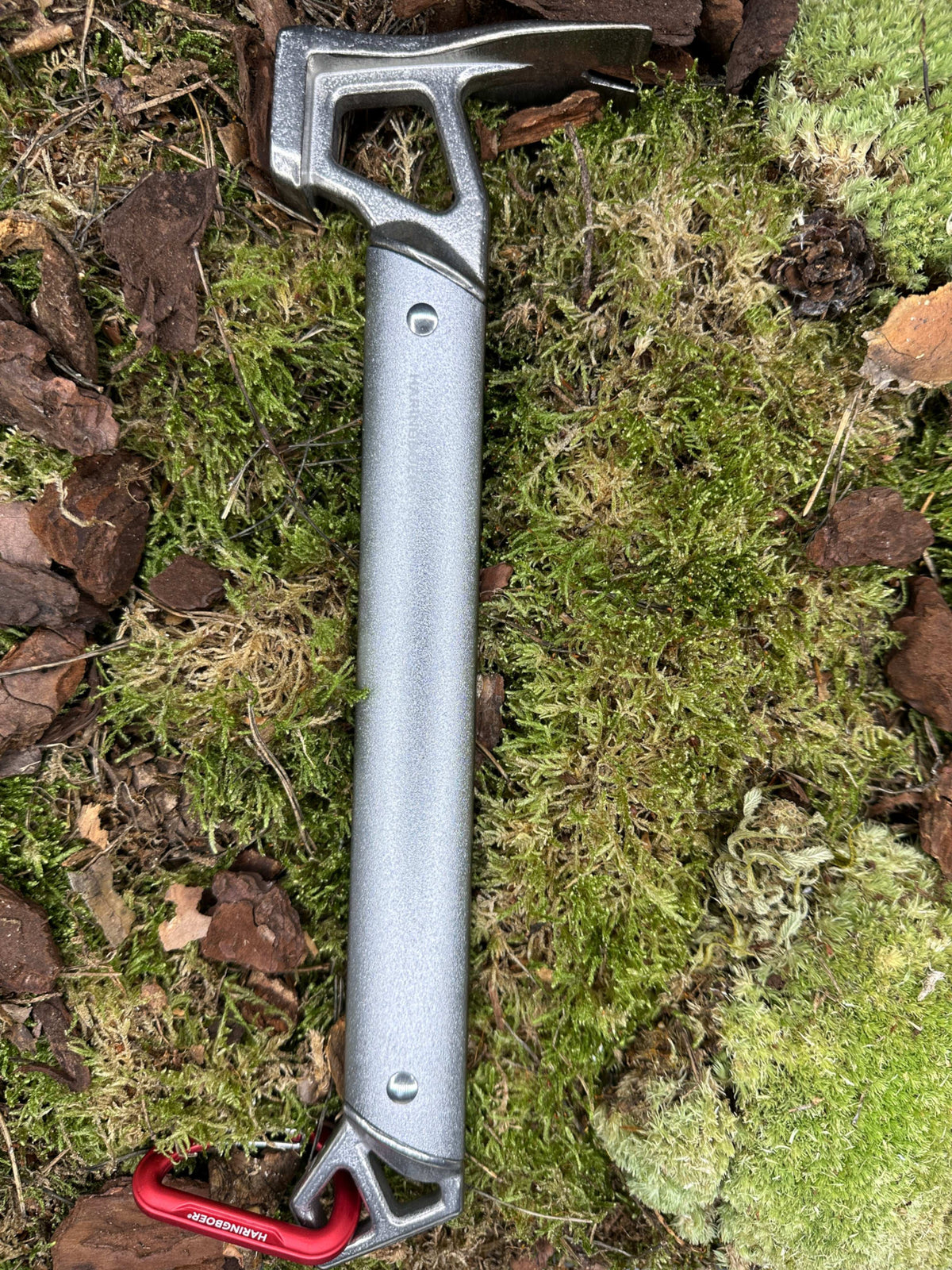 Heringshammer 30 cm aus Aluminium und Edelstahl im Einsatz beim Camping