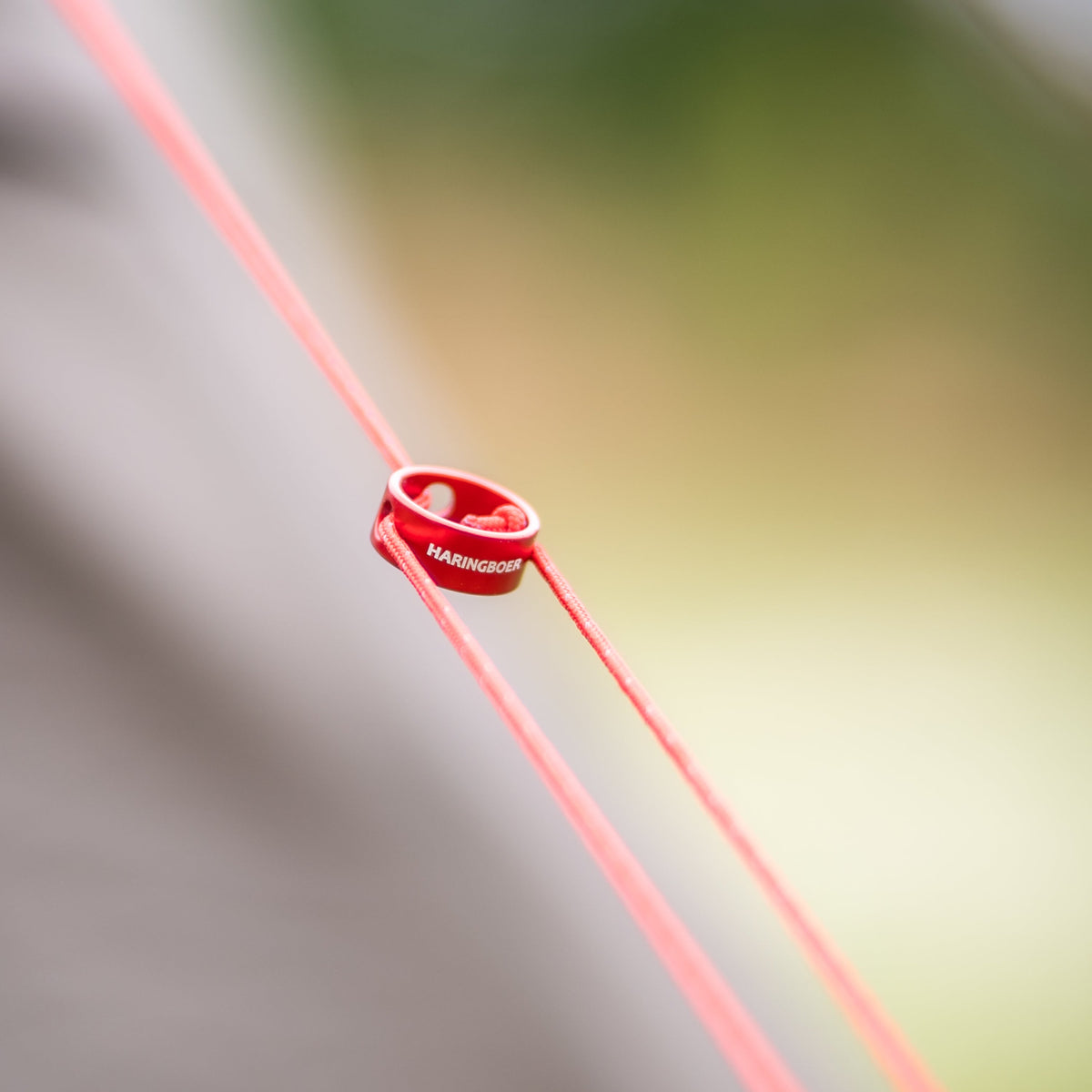 Zeltspanner im Detail: rundes Design klemmt unter Zug